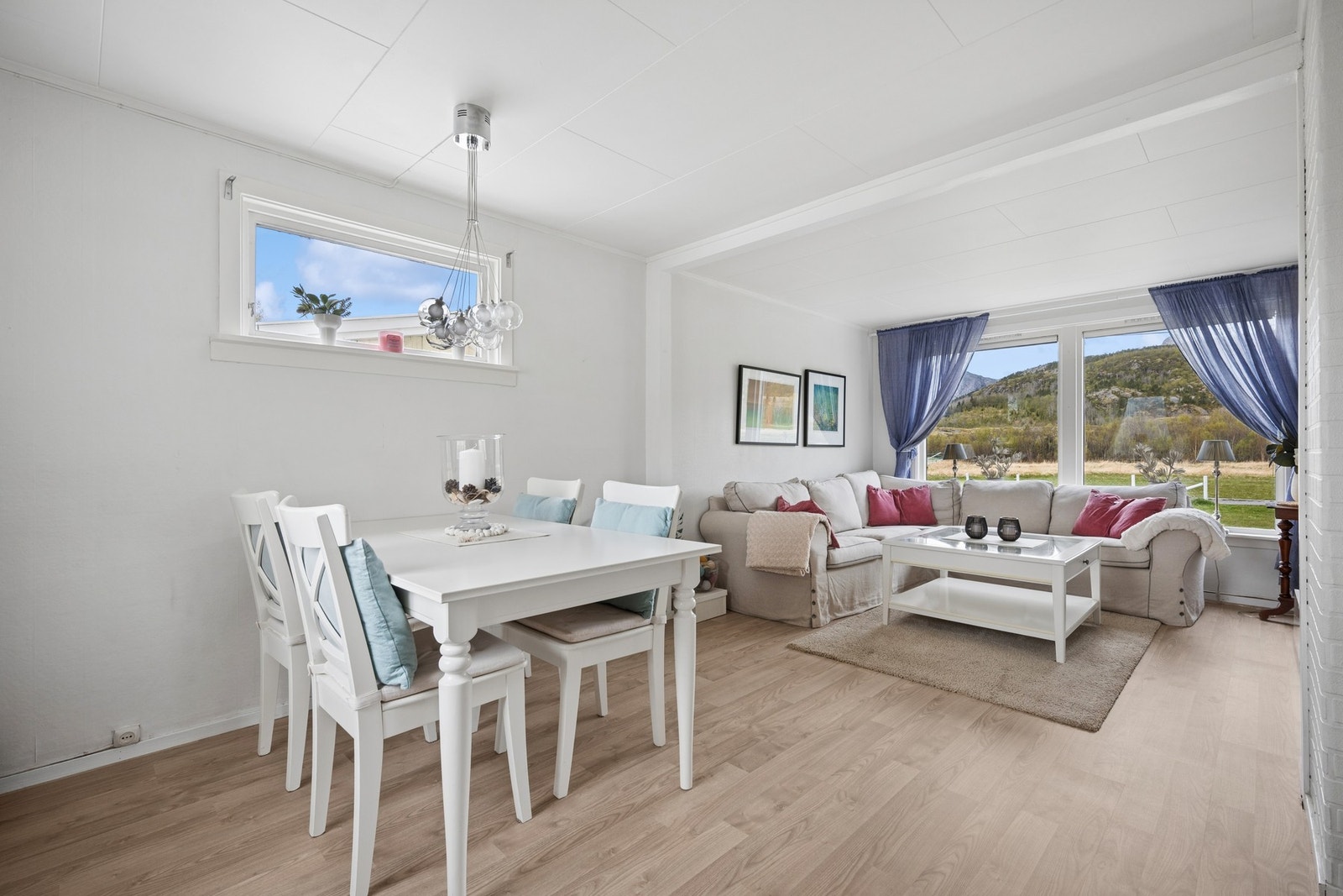 Spisestuen er en naturlig forlengelse av stuen, med plass til langbord. Galleribilde