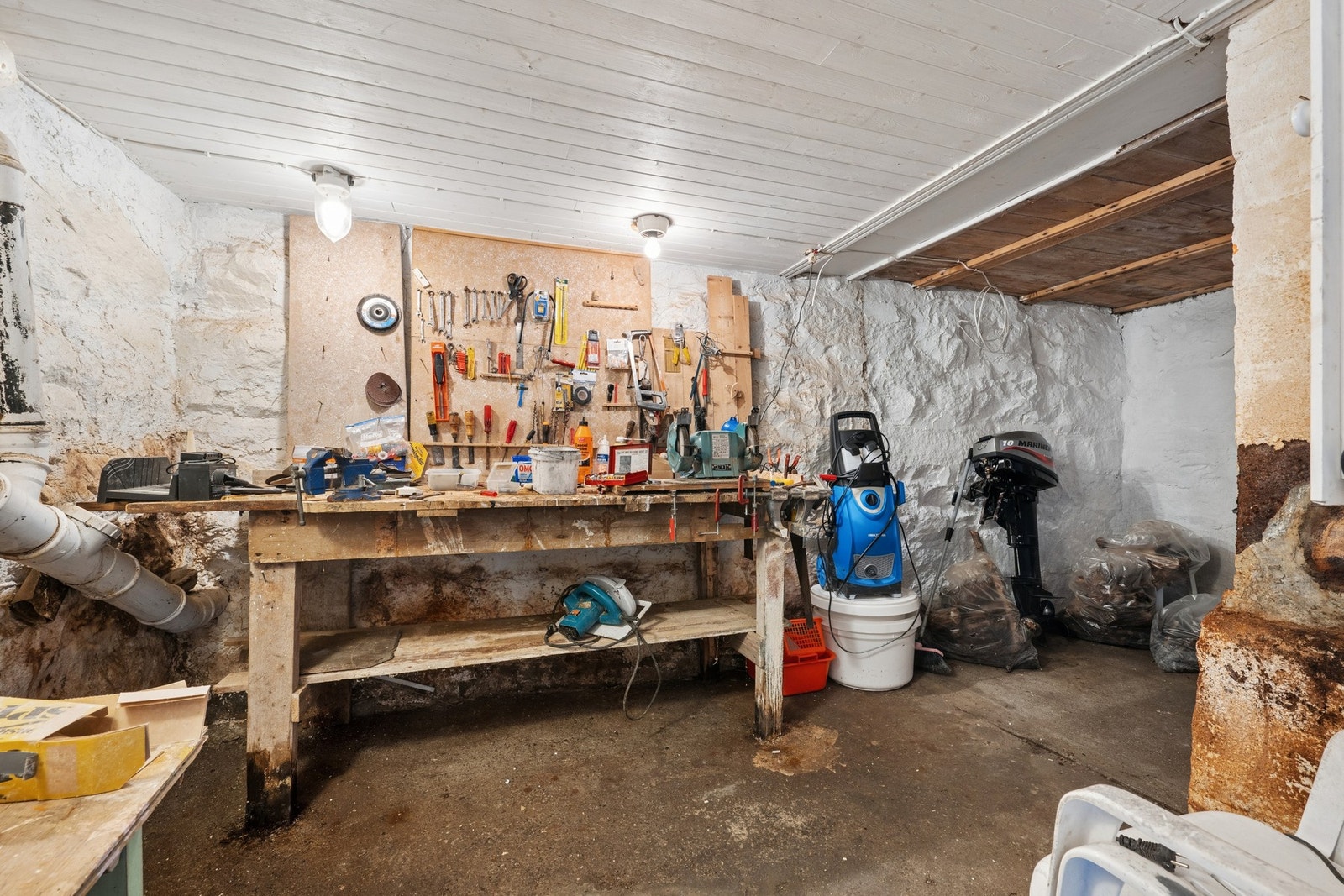 I kjelleren er det en romslig bod med plass til verksted og lagring. Galleribilde