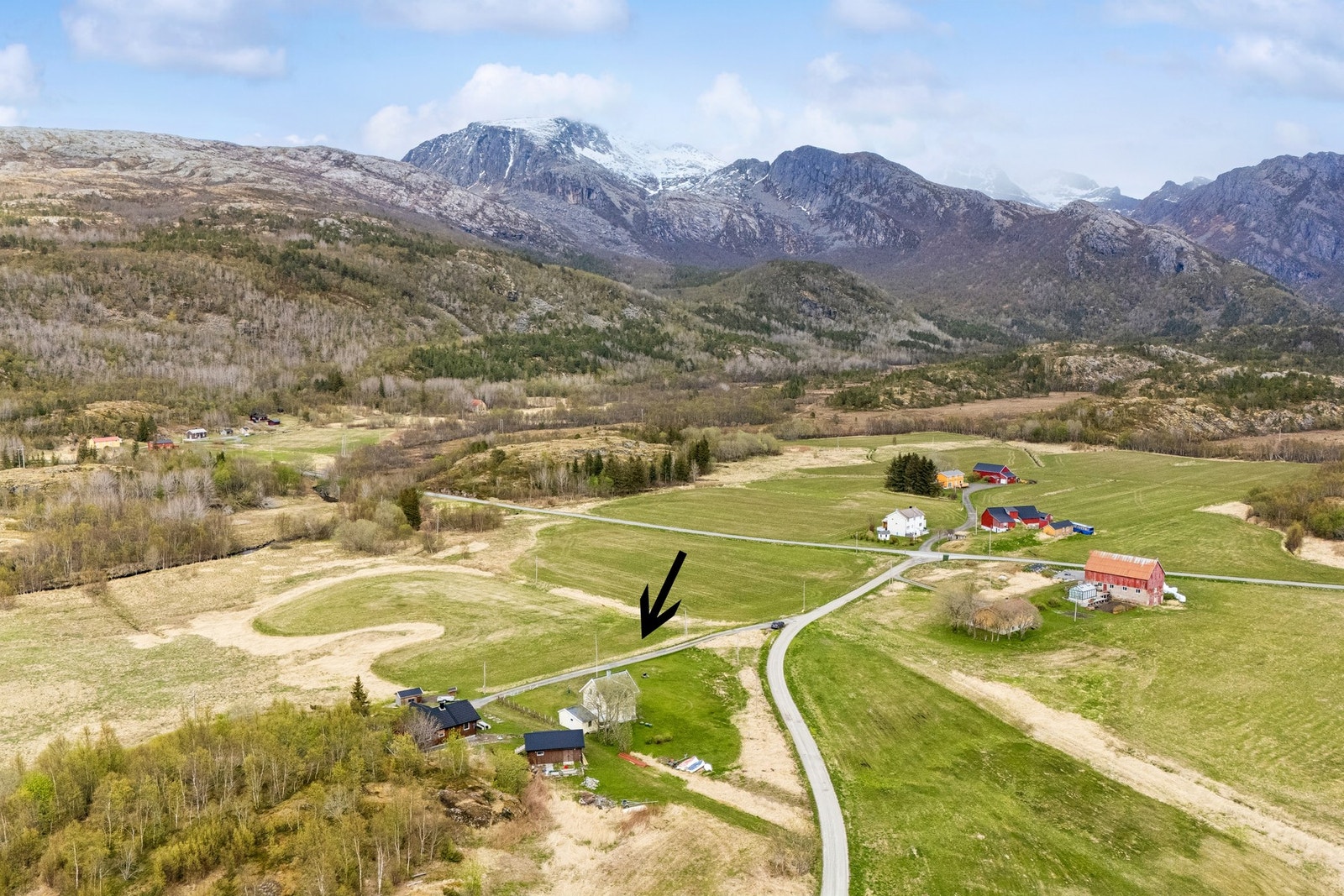 Sjarmerende enebolig beliggende på en stor, åpen tomt i naturskjønne omgivelser i Leinesfjorden. Galleribilde