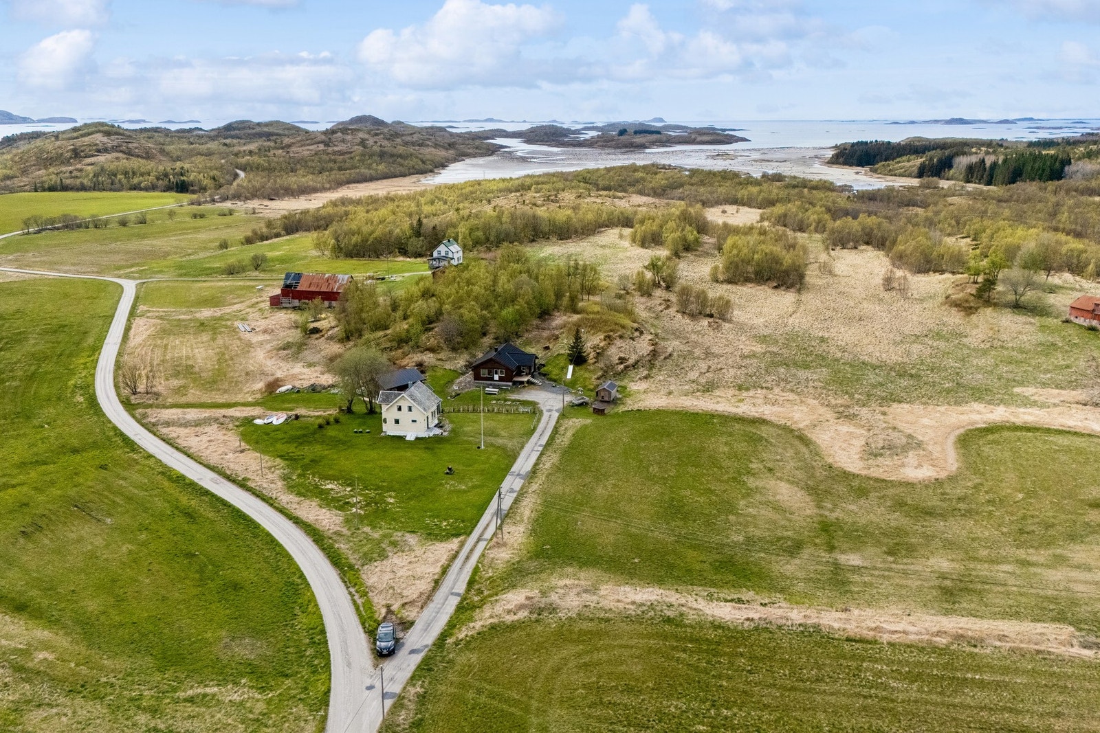 Eiendommen ligger i et spredt bebygd og landlig område. Galleribilde