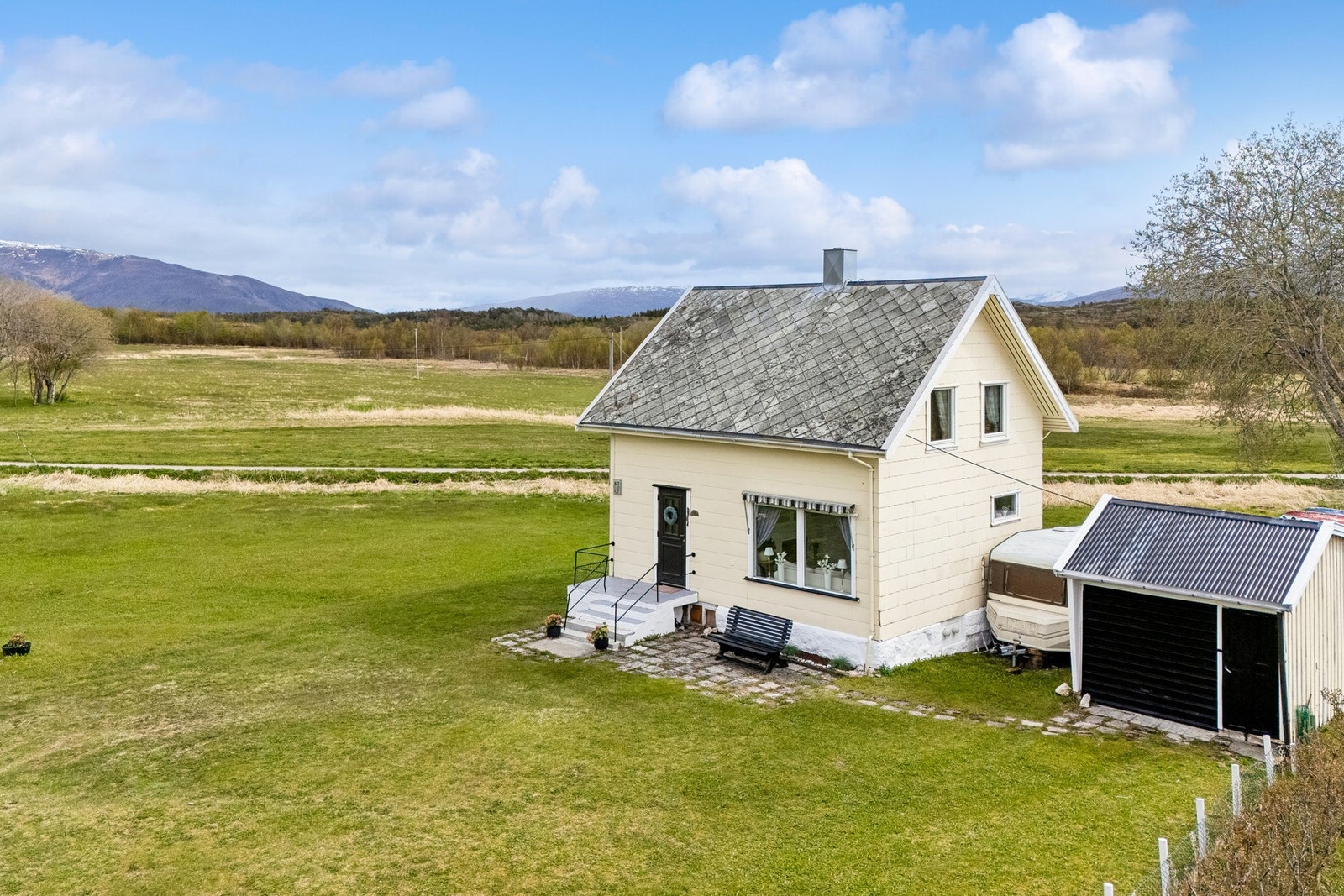 Garasje og gode parkeringsmuligheter på egen tomt. Galleribilde
