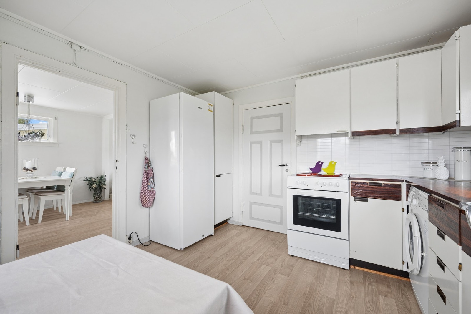 Rommet har plass til frittstående hvitevarer. Galleribilde