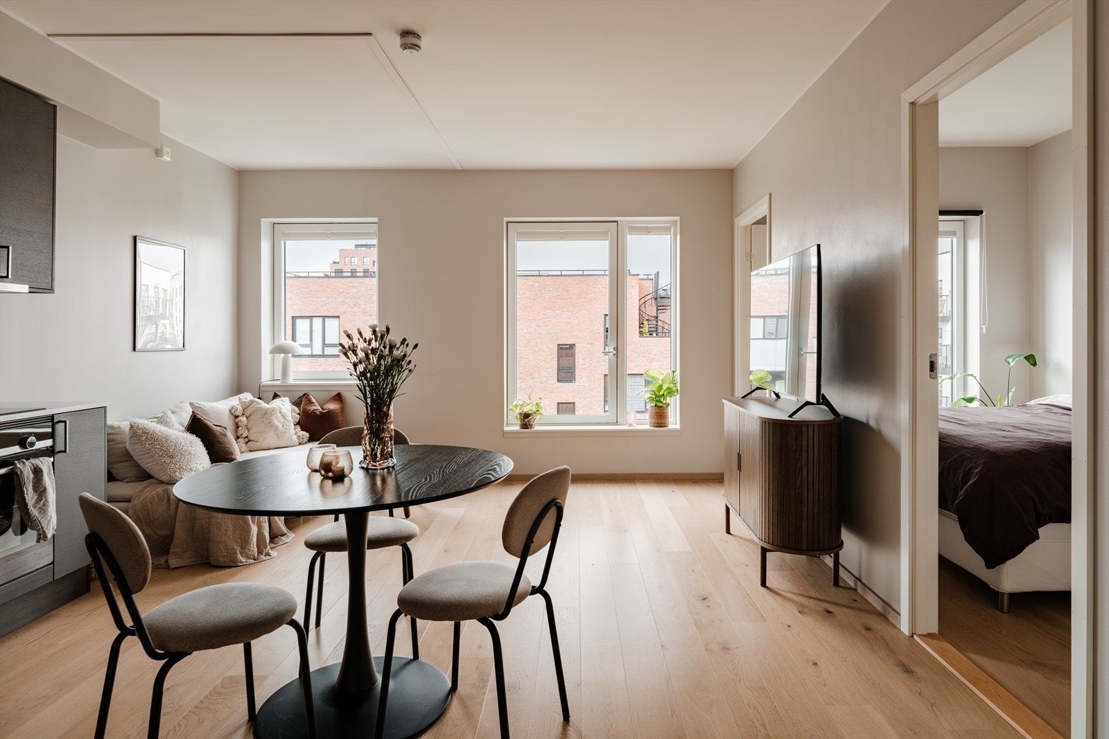 Leiligheten har en gjennomgående høy standard fra 2019, med vannbåren gulvvarme i alle rom og balansert ventilasjon. Galleribilde