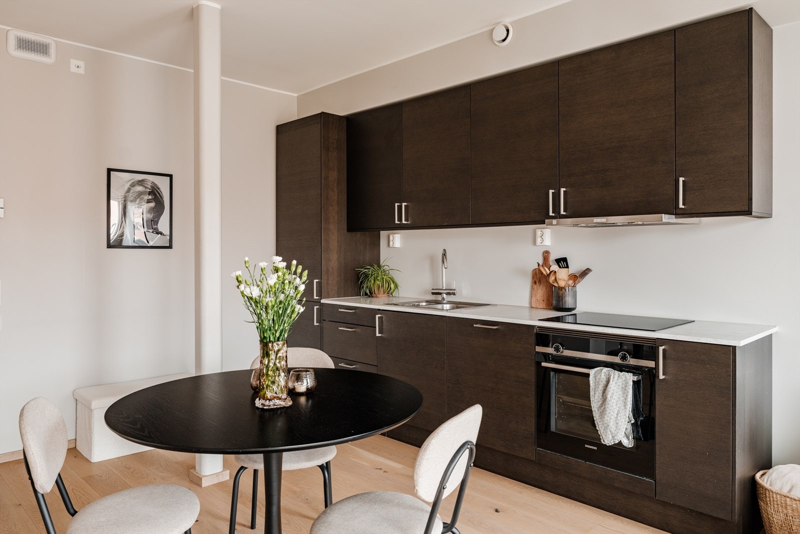 Stilren kjøkkeninnredning fra 2019 med glatte fronter og laminatbenkeplate. Galleribilde