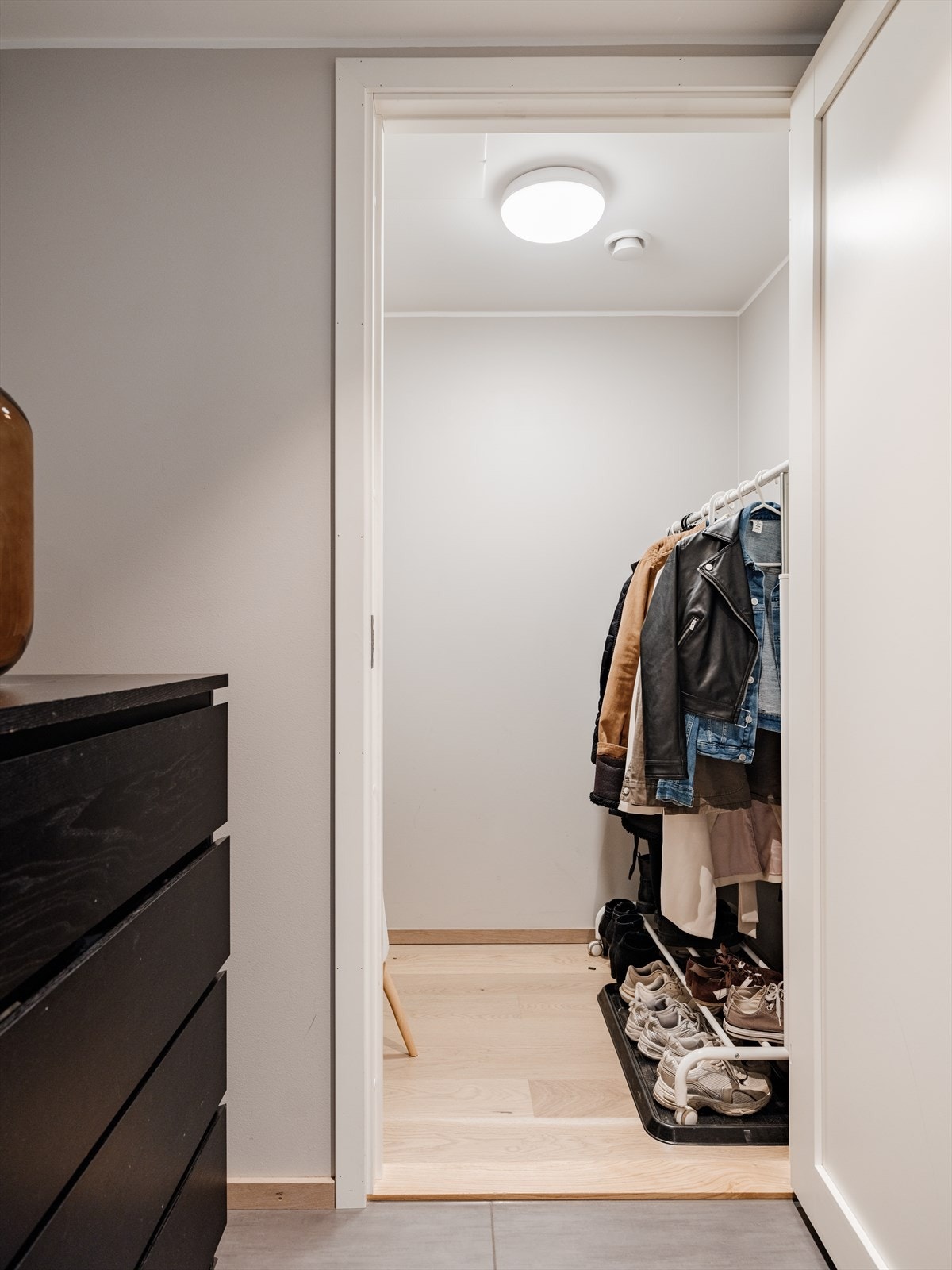 Praktisk innvendig bod med gode oppbevaringsmuligheter. Galleribilde