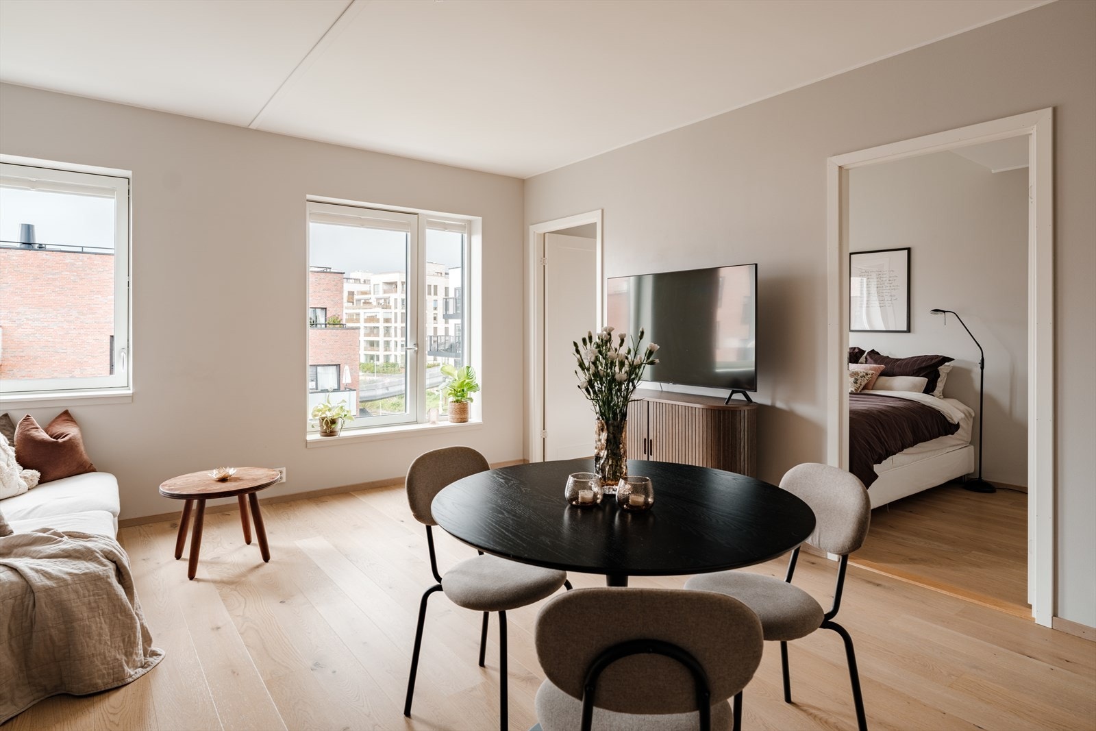 Fra stuen er det to dører inn til soverommet. Galleribilde