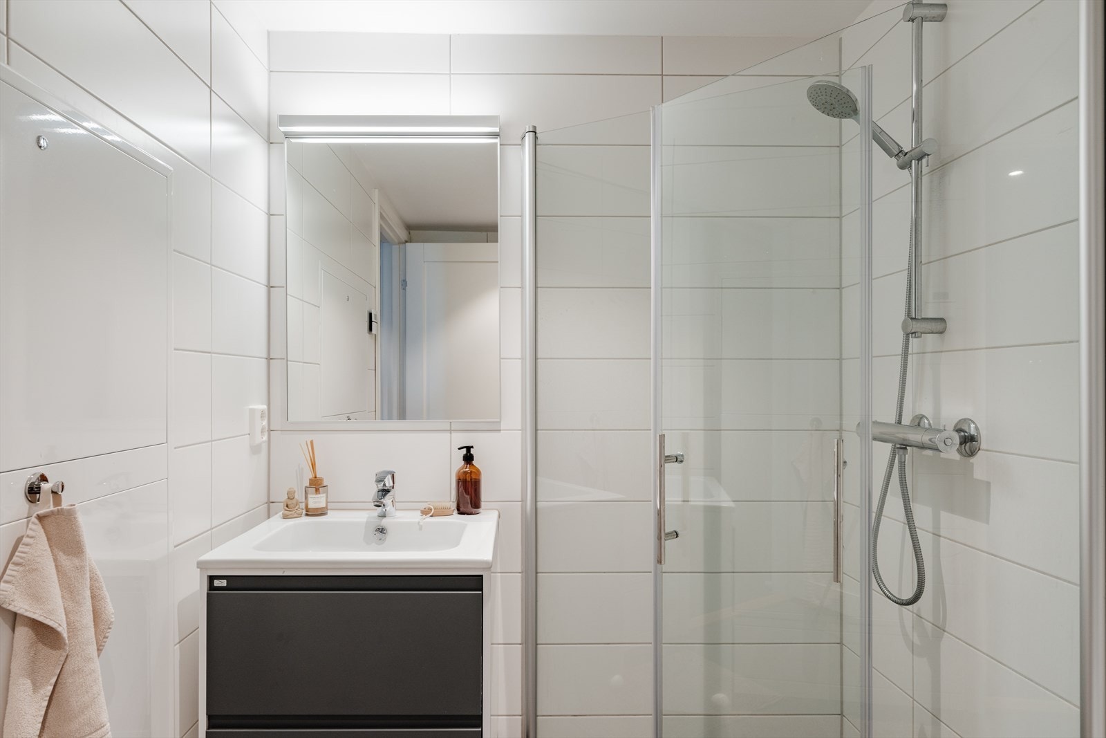 Fordelerskapet for rør-i-rør-systemet og vannbåren varme er plassert på badet. Galleribilde