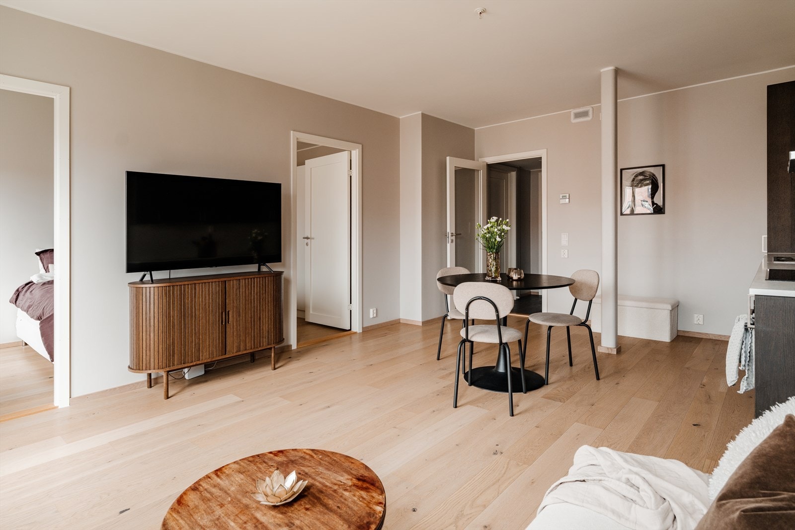 Stuen oppleves lys og luftig, har parkett på gulvet og en takhøyde på 2,58 meter. Galleribilde