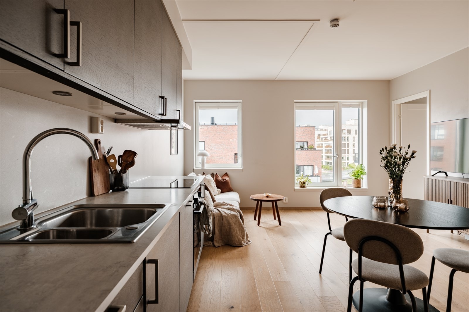 Store vindusflater gir godt med dagslys inn i oppholdsrommet. Galleribilde