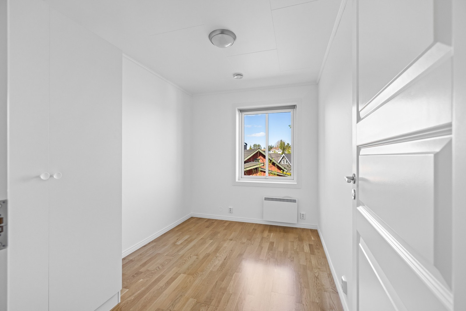 Det minste av de to soverommene har store vindusflater, hvitmalte vegger og samme parkett som hovedsoverommet. Også her er rommet innredet med garderobe. Galleribilde