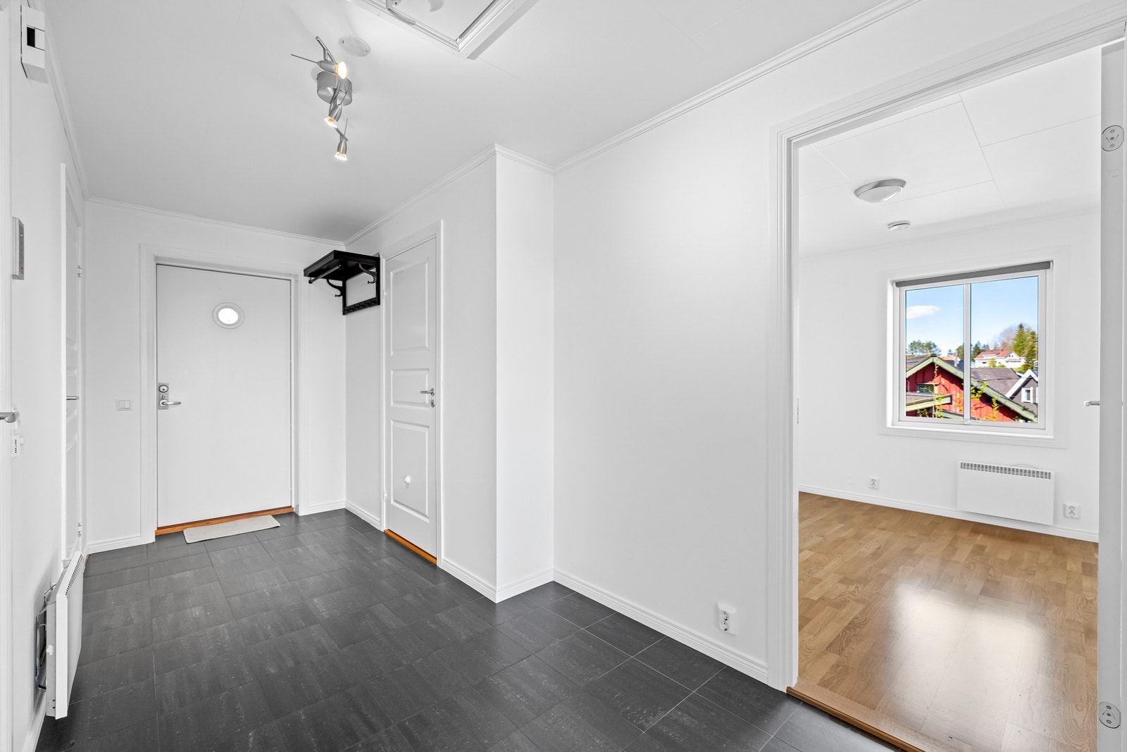 Fra entréen har du adkomst til innvendig bod for ytterligere lagringsplass, samt soverommene. Galleribilde