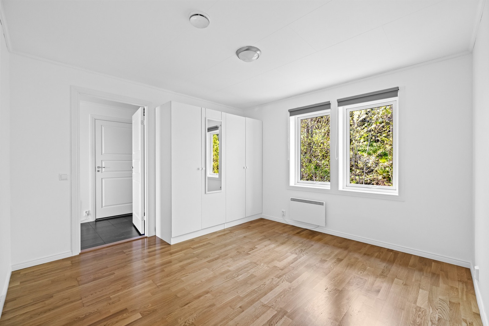 Leiligheten har totalt 2 soverom, det største av rommene og det første du kommer til er utstyrt med en stor garderobe. Galleribilde