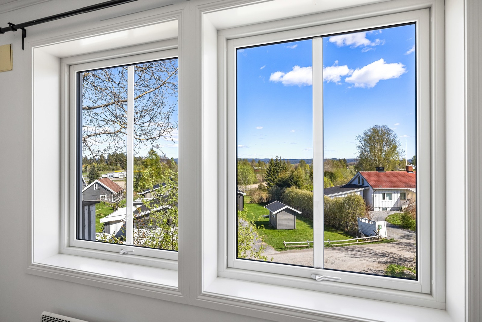 Stua er stor og åpen med store vindusflater og utgang til balkong. Galleribilde