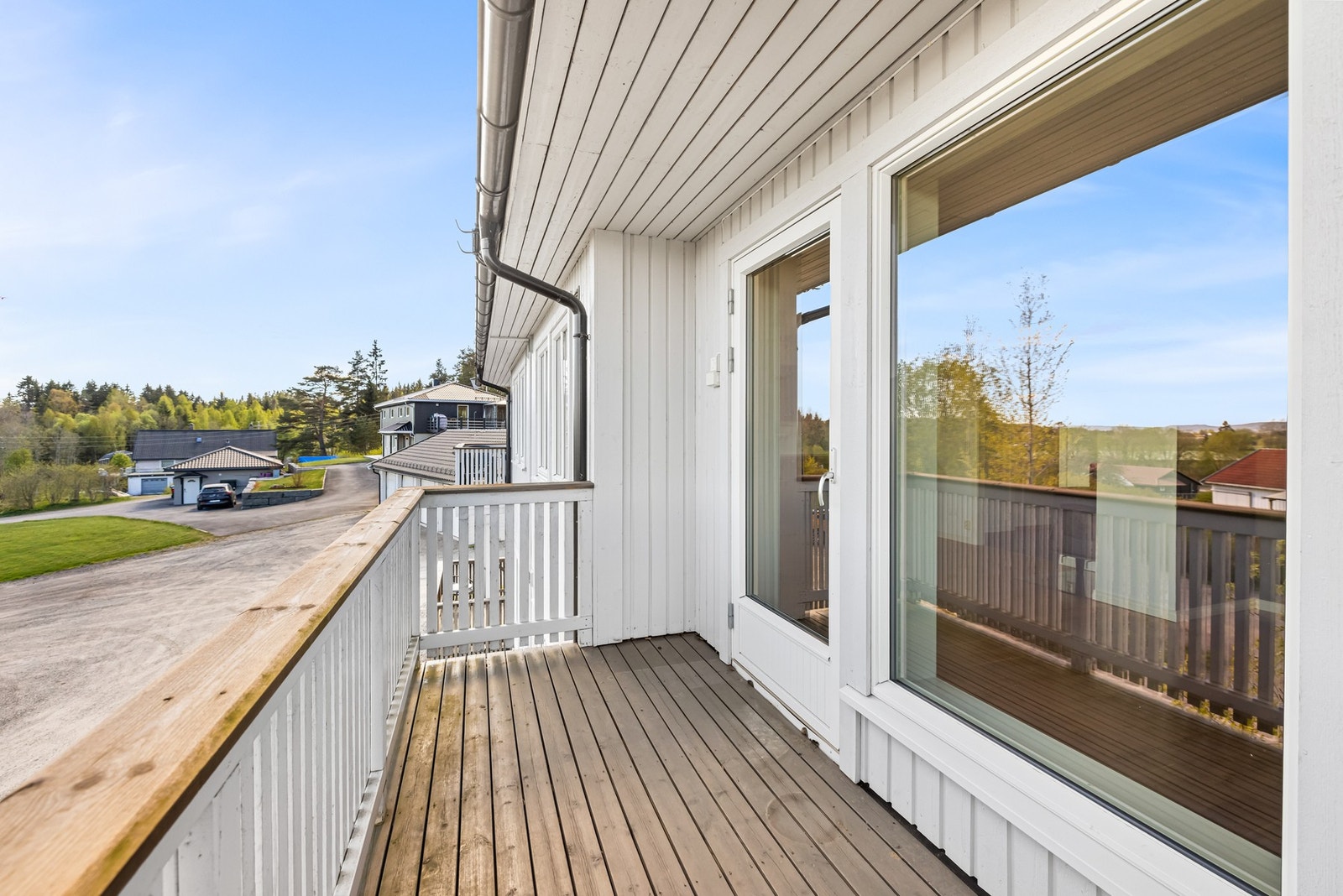Vel ut på balkongen har du plass til en sittegruppe hvor du kan nye kaffekoppen! Galleribilde