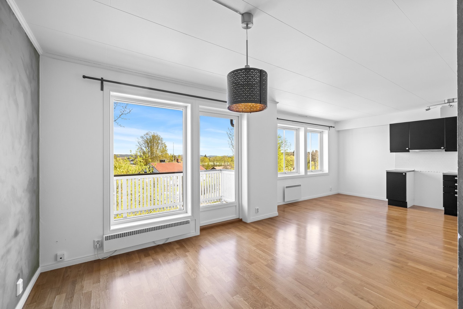 Her har du god plass til både spisebord og en sofakrok! Galleribilde