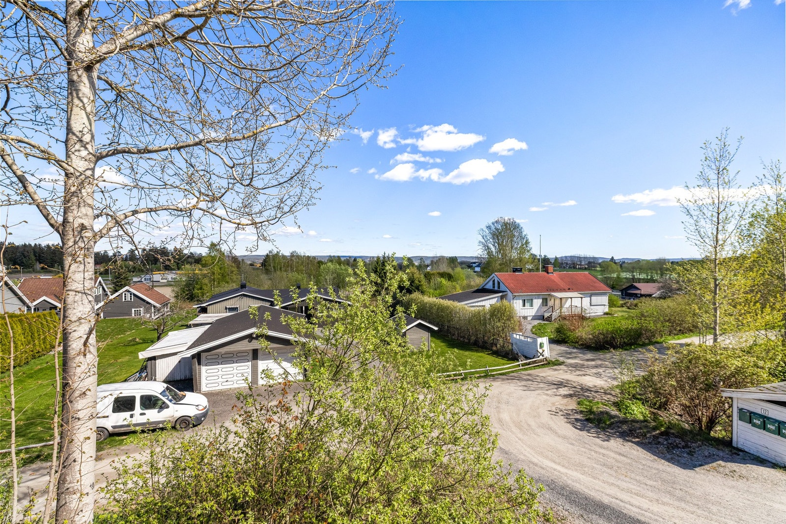 Leiligheten ligger i et etablert og familievennlig område med kort vei til turmuligheter i Østmarka. Galleribilde