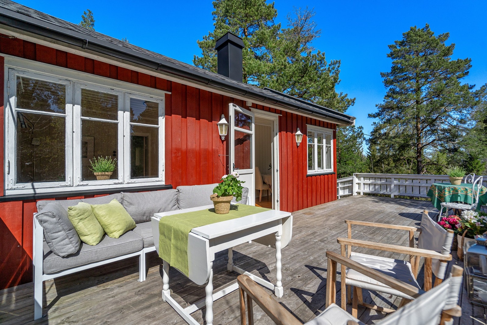 iendommen ligger usjenert til og byr på gode solforhold og en romslig terrasse som innbyr til lange sommerdager med familie og venner. Galleribilde