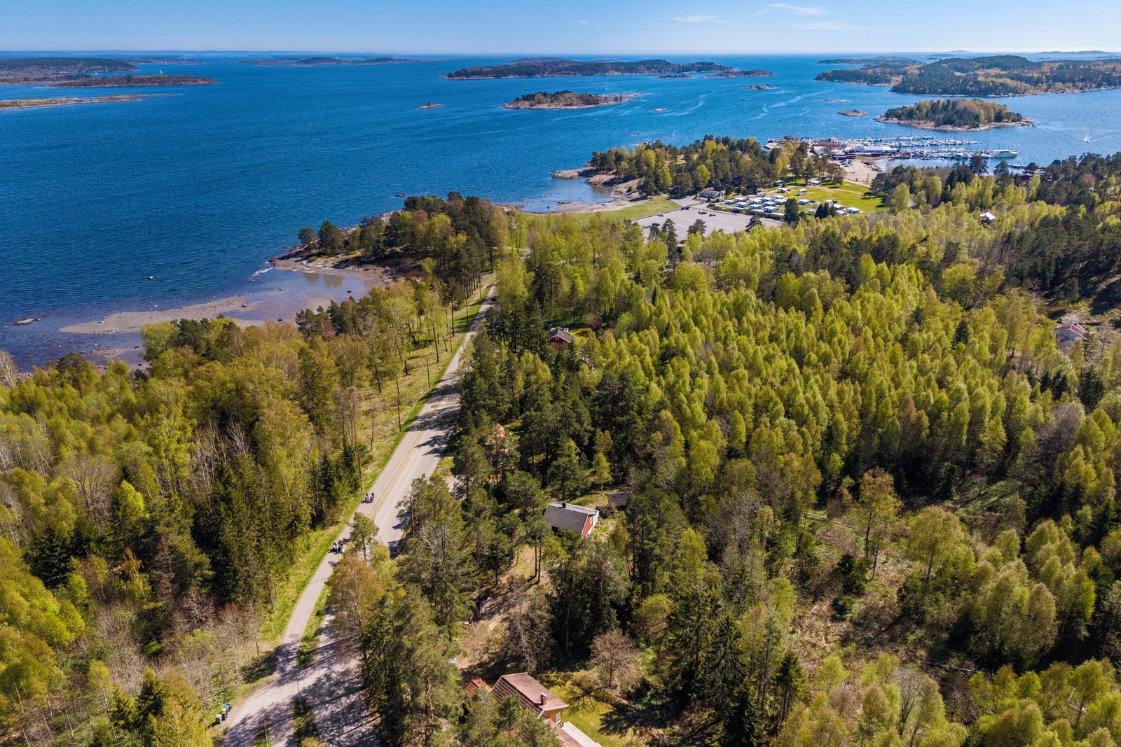 Hytta ligger i ett veletablert og familievennlig bolig- og hytteområde på Føynland. Fra eiendommen er det kun kort vei til Føynlandskogen med turstier, samt til populære Fjærholmen. Sistnevnte er Nøtterøys største badeplass med langgrunn sandstrand, samt Galleribilde
