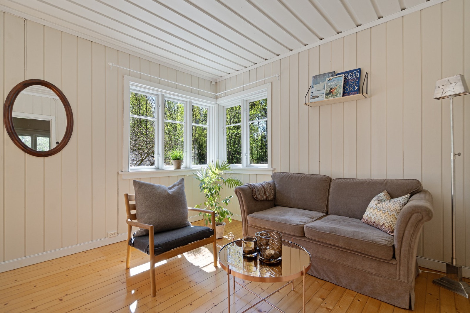 Hytta har en praktisk planløsning med stue/spisestue, kjøkken, bad og to soverom. Stuen oppleves lys og hyggelig med flere vindusflater som slipper naturen inn og gir god kontakt med uteområdene. Galleribilde
