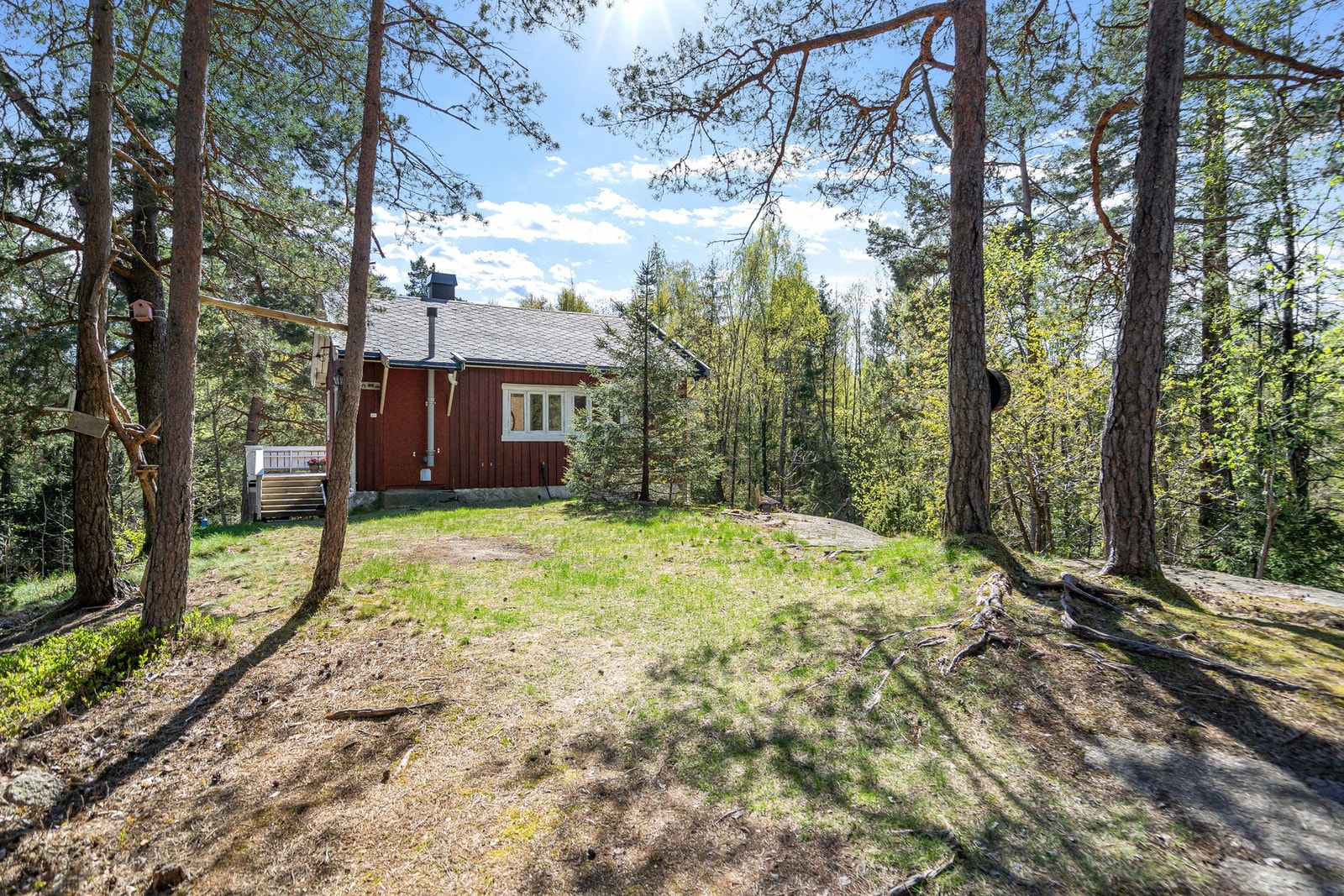 Velkommen til en koselig og innholdsrik fritidsbolig med naturskjønn beliggenhet i rolige omgivelser. Her får du en hytte med ekte sommeridyll, omgitt av vakker furuskog og kort vei til sjø, svaberg og flotte turområder. Galleribilde