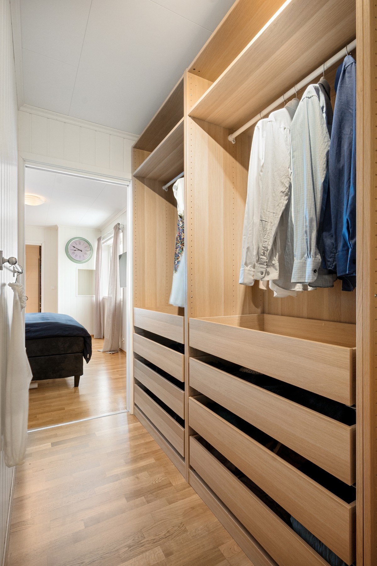 Walk-in closet. Galleribilde