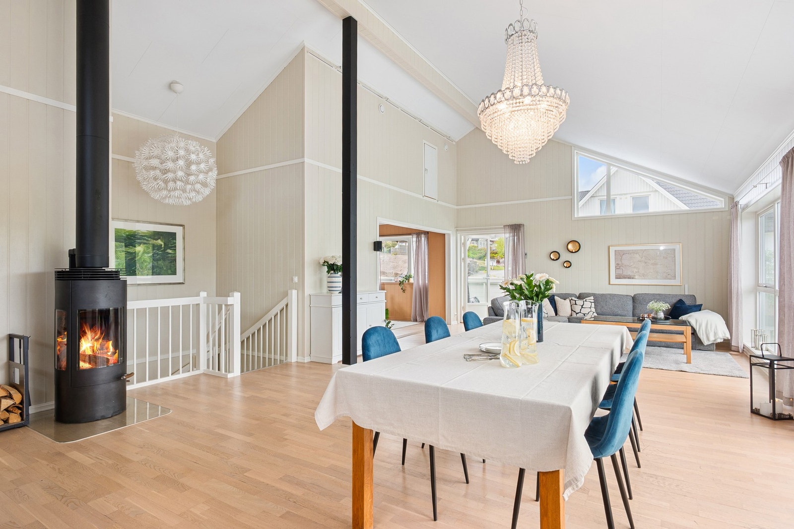 God plass til stort spisebord - perfekt for hyggelige middager og sosiale sammenkomster. Galleribilde
