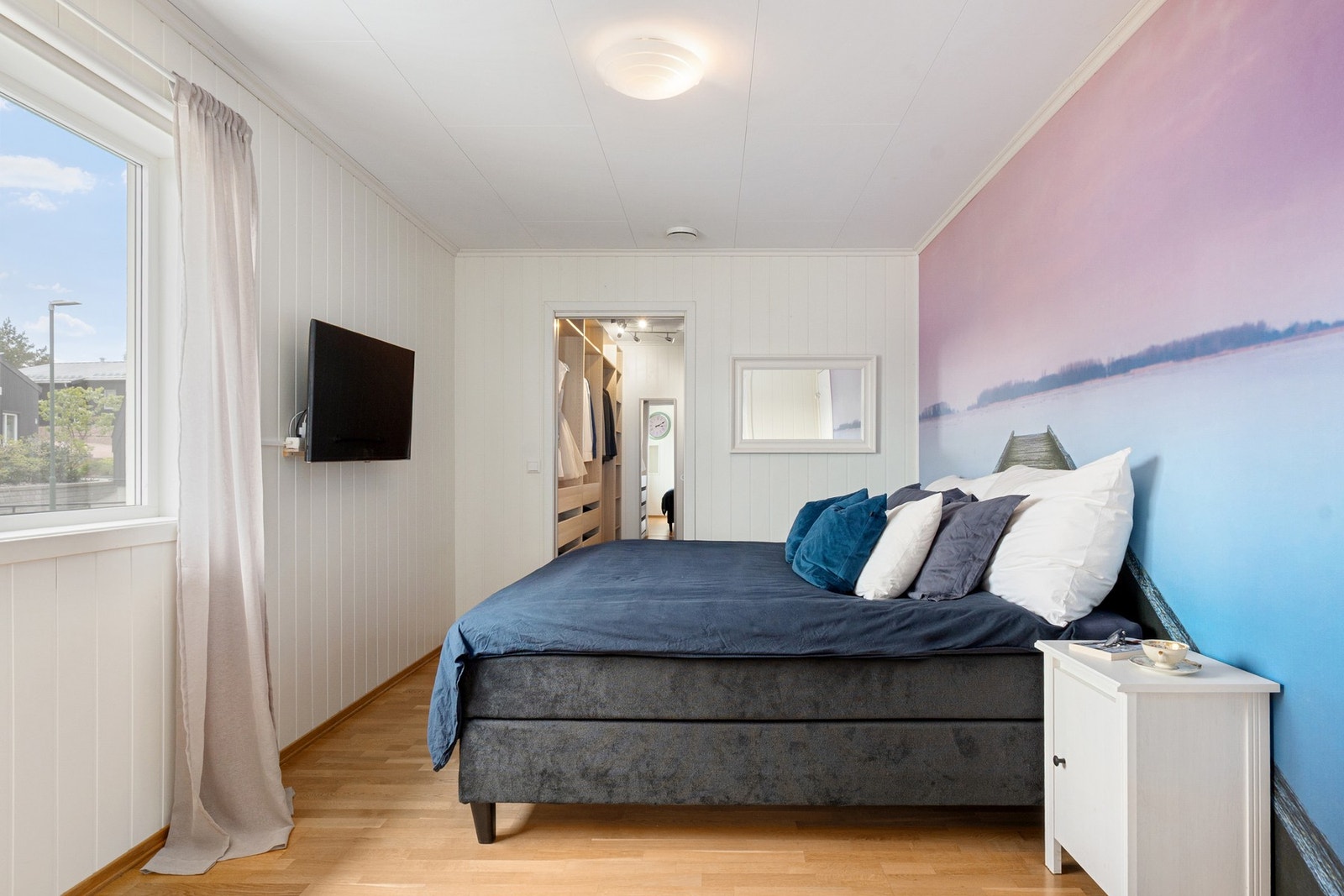 Hovedsoverom med walk-in closet og bad i tilknytning til rommet. Galleribilde