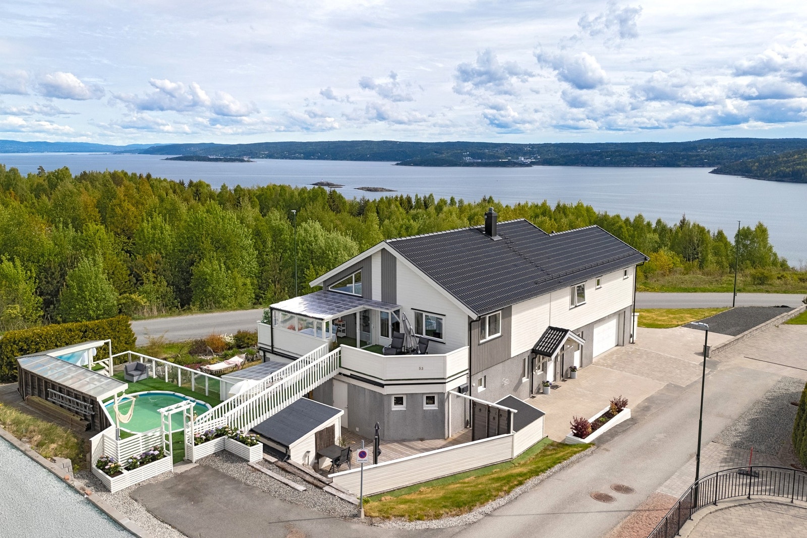 Eiendommen har romslig gårdsplass med god plass til parkering, samt integrert garasje med direkte adkomst til boligen. Galleribilde