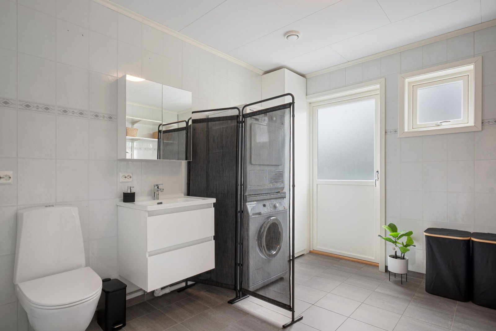 Kombinert bad og vaskerom. Galleribilde