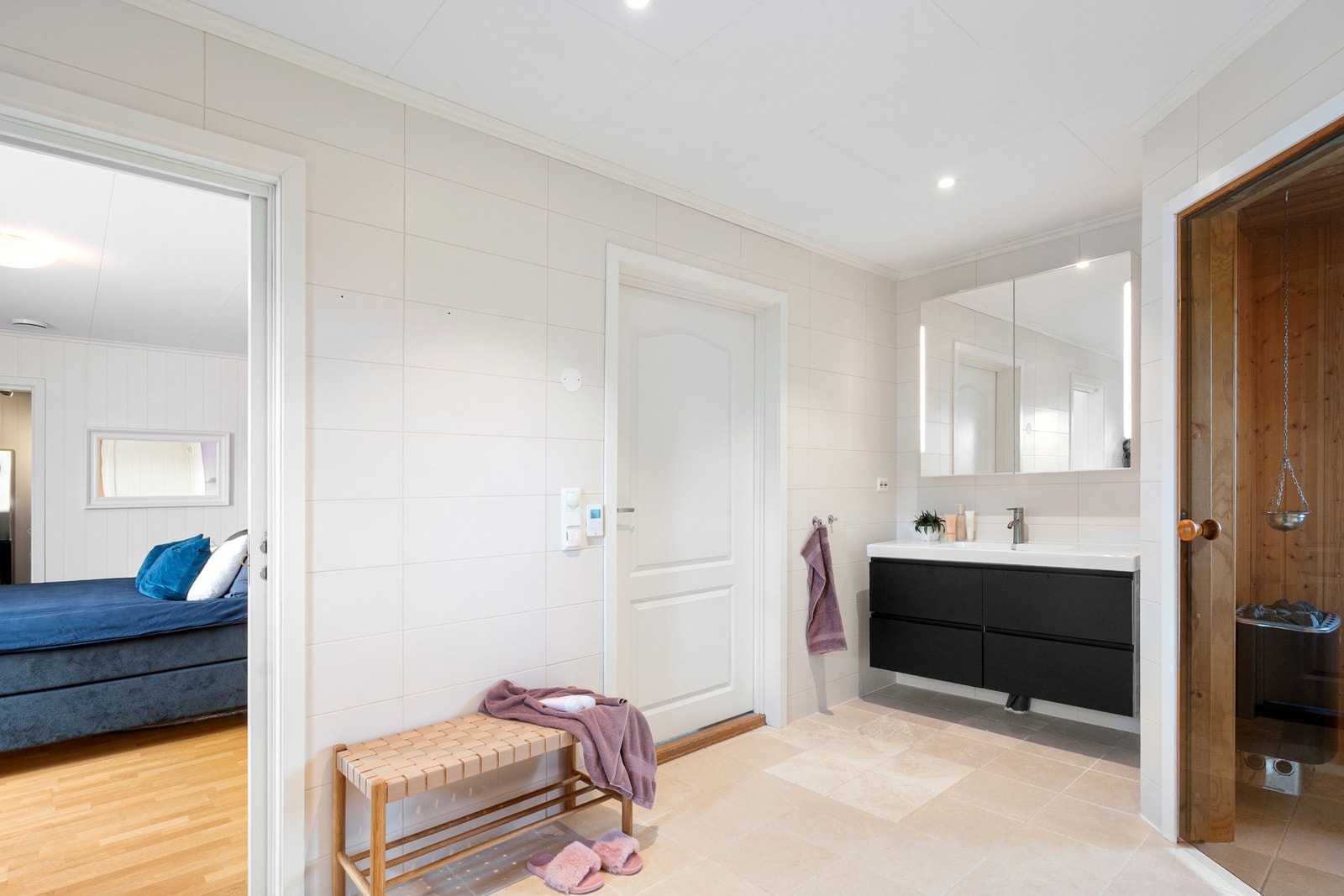 Badet er flislagt med varme i gulvet. Galleribilde