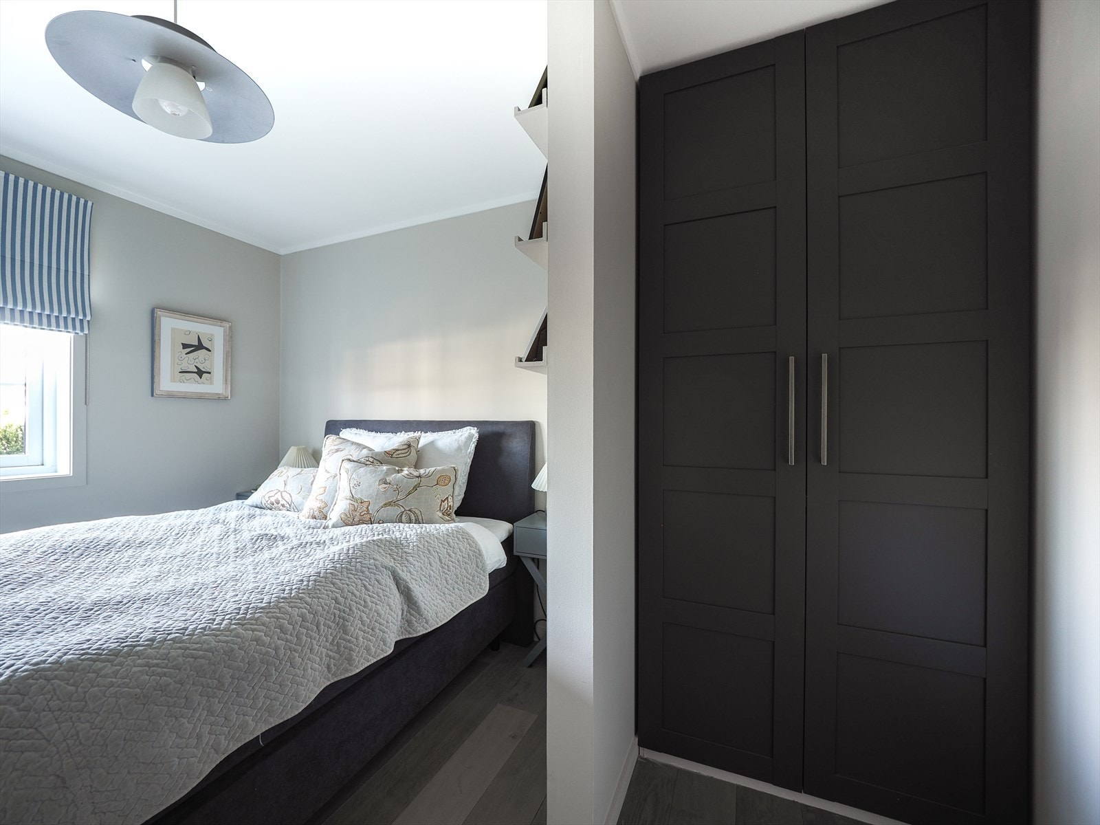 Soverom 1 med plassbygget garderobe Galleribilde
