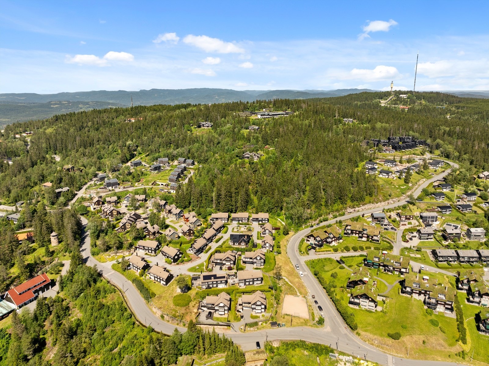Kun få meter fra leiligheten (hjørnet Voksenkollveien/Thorleif Haugs vei) stopper det i vinterhalvåret en skibuss som tar passasjerer opp til Oslo Vinterpark på Tryvann Galleribilde