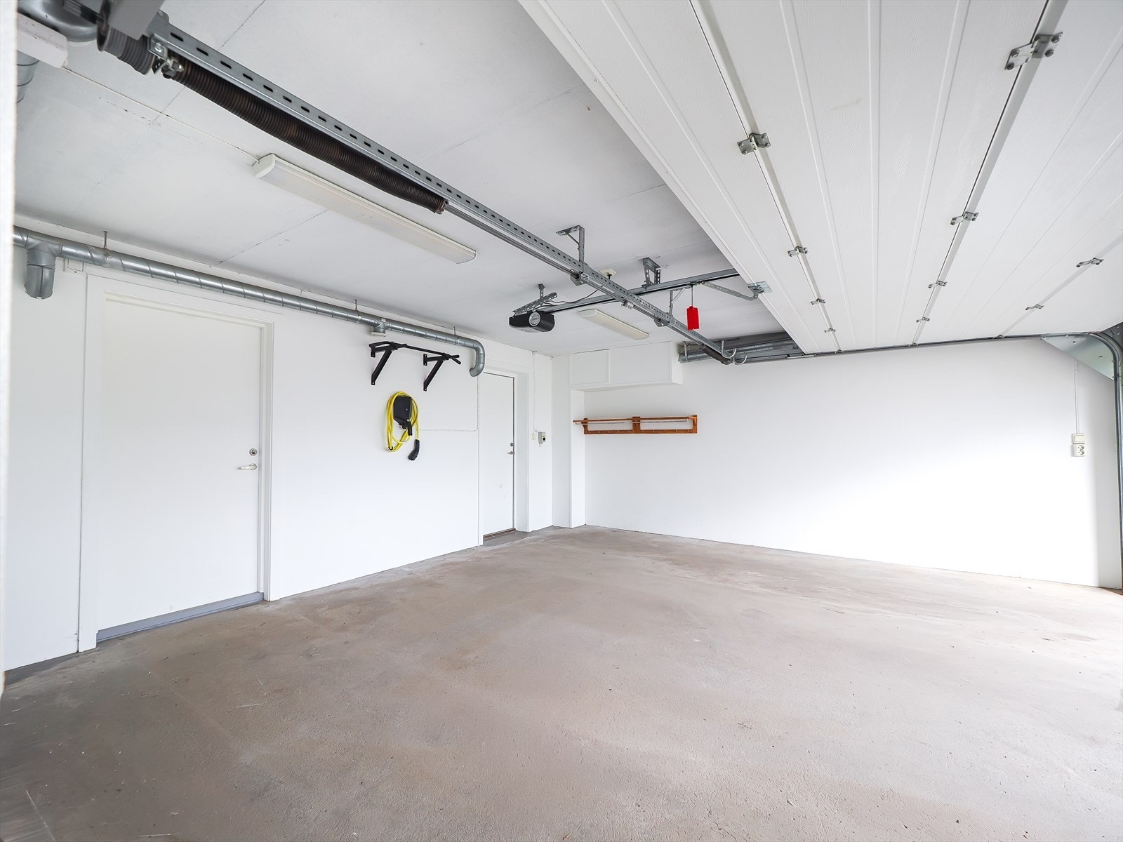Dobbelgarasje med adkomst til boligen via vaskerom Galleribilde