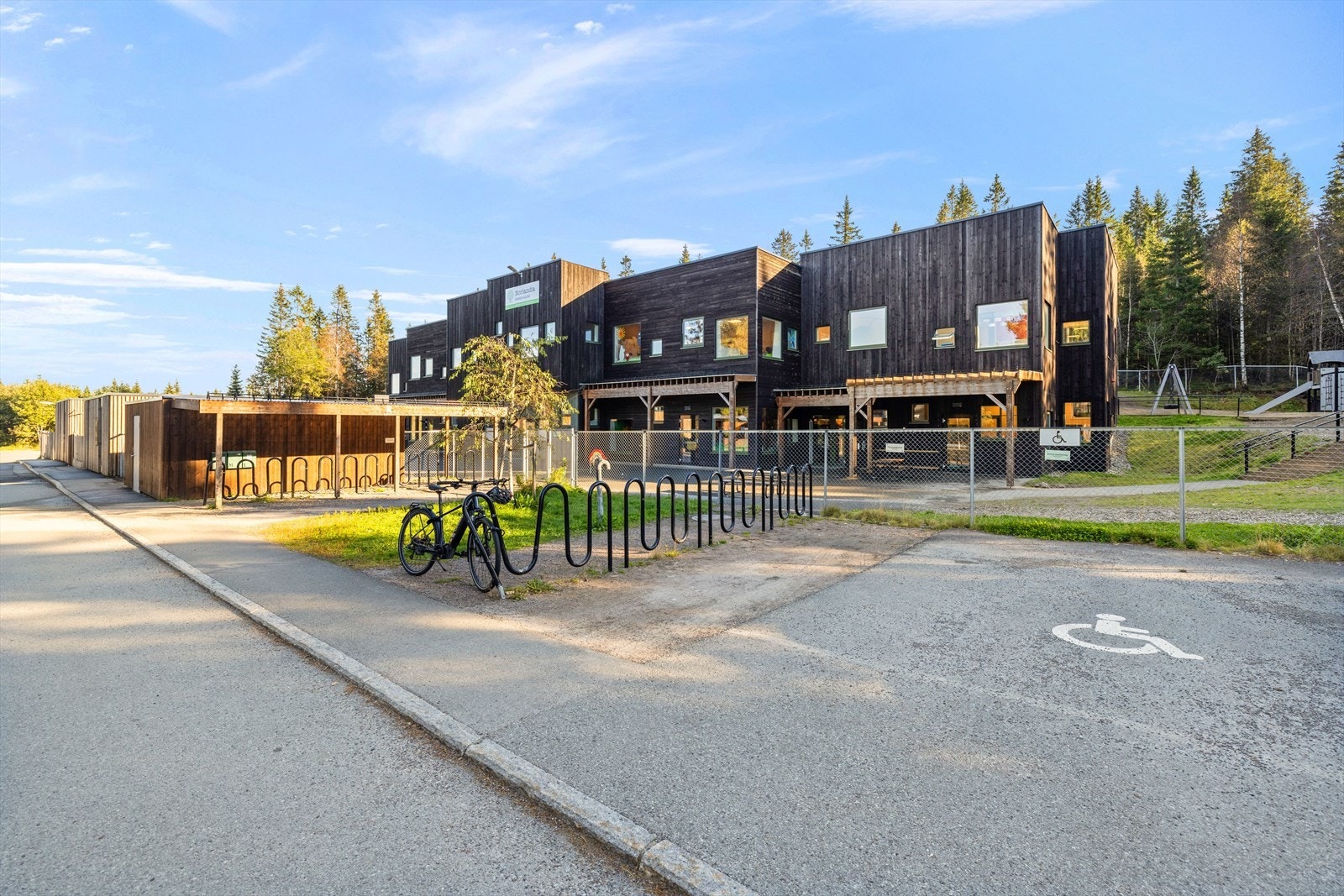 Av øvrige barnehager i området finnes blant annet Norlandia Voksentoppen ski- og friluftsbarnehage i Ullveien (bildet), Tomm Murstad Friluftsbarnehage i Øvreseterveien og Norlandia Skistua barnehage Galleribilde