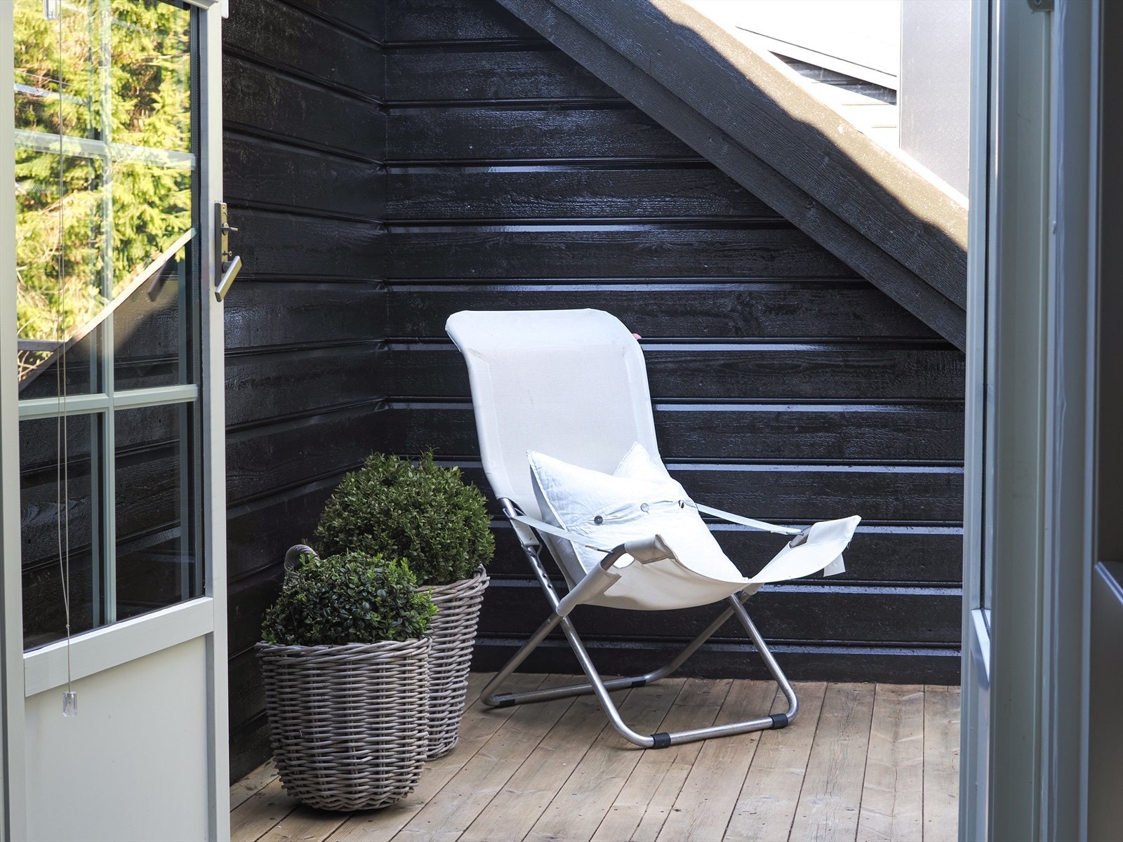 Takterrasse der man får den siste kveldssolen Galleribilde