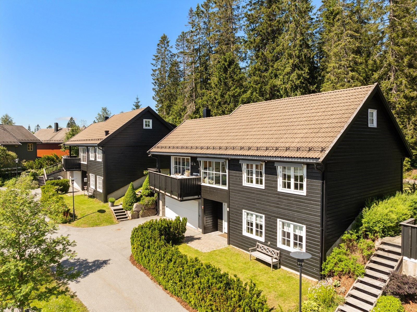 Forhage og veranda på sydsiden av huset Galleribilde