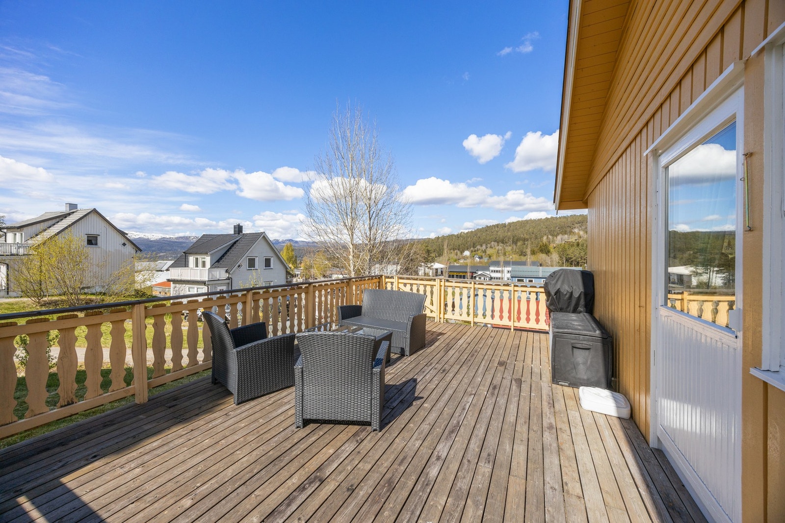 Fra stuen er det utgang til solrik terrasse! Galleribilde