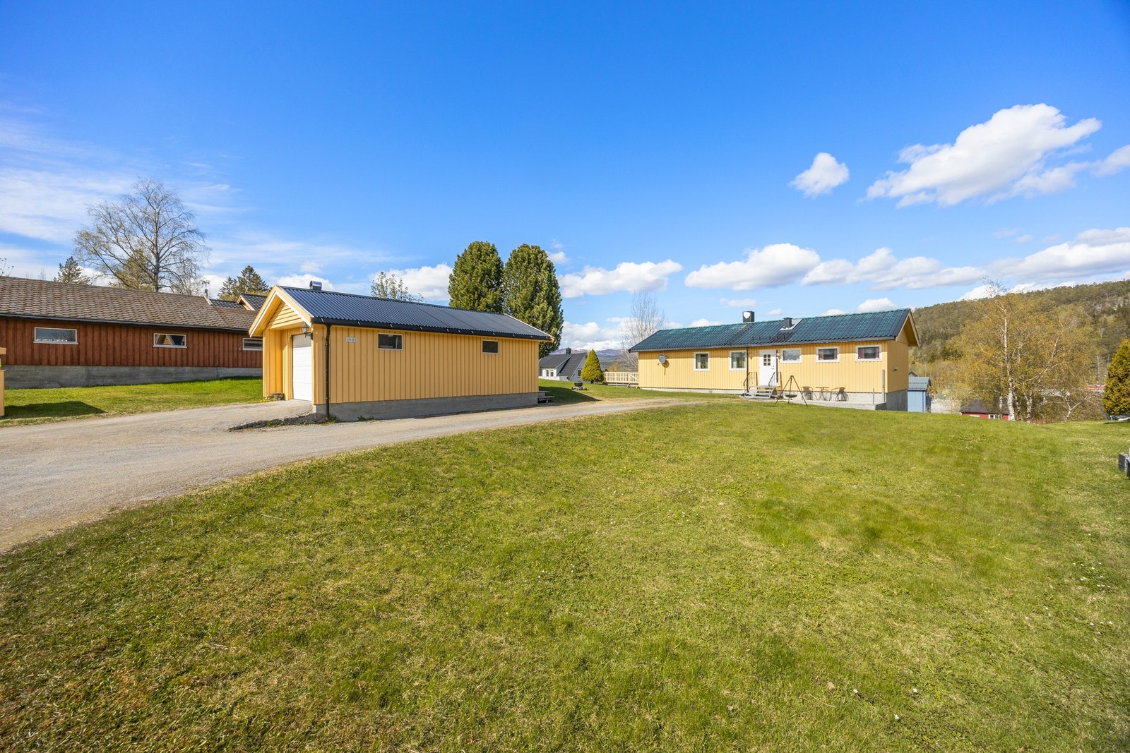 Gårdsplass med plass til flere biler Galleribilde