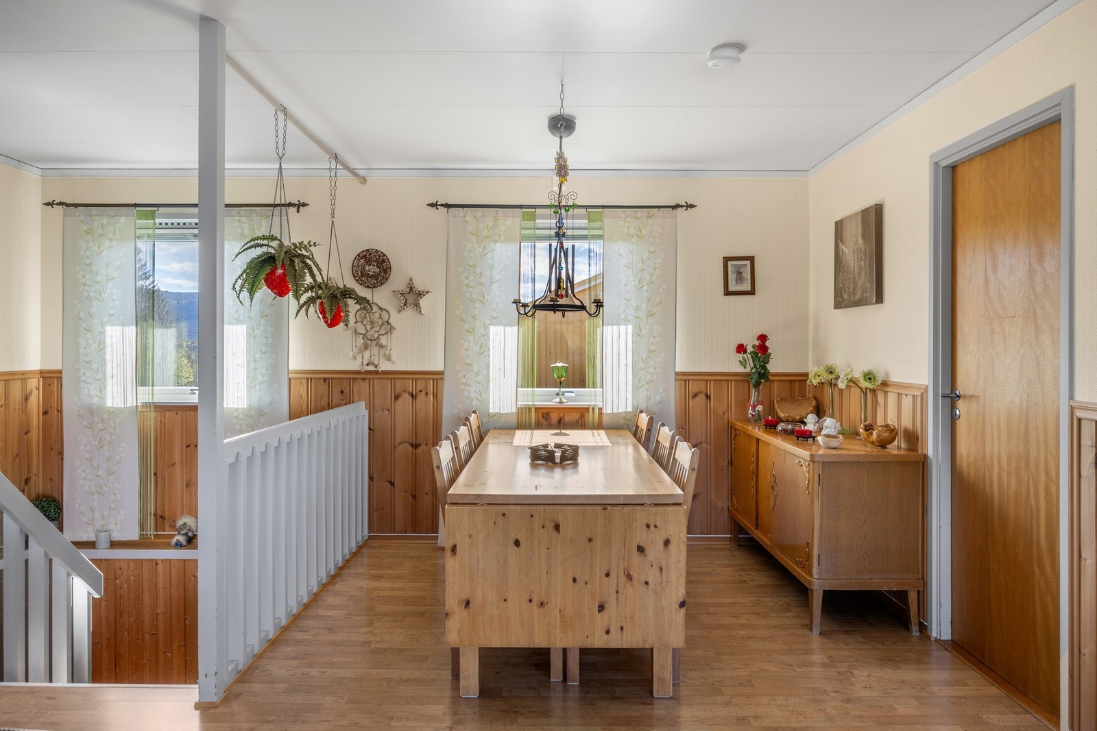 Det er god plass til flere sittegrupper inkl. spisebord i stuen Galleribilde