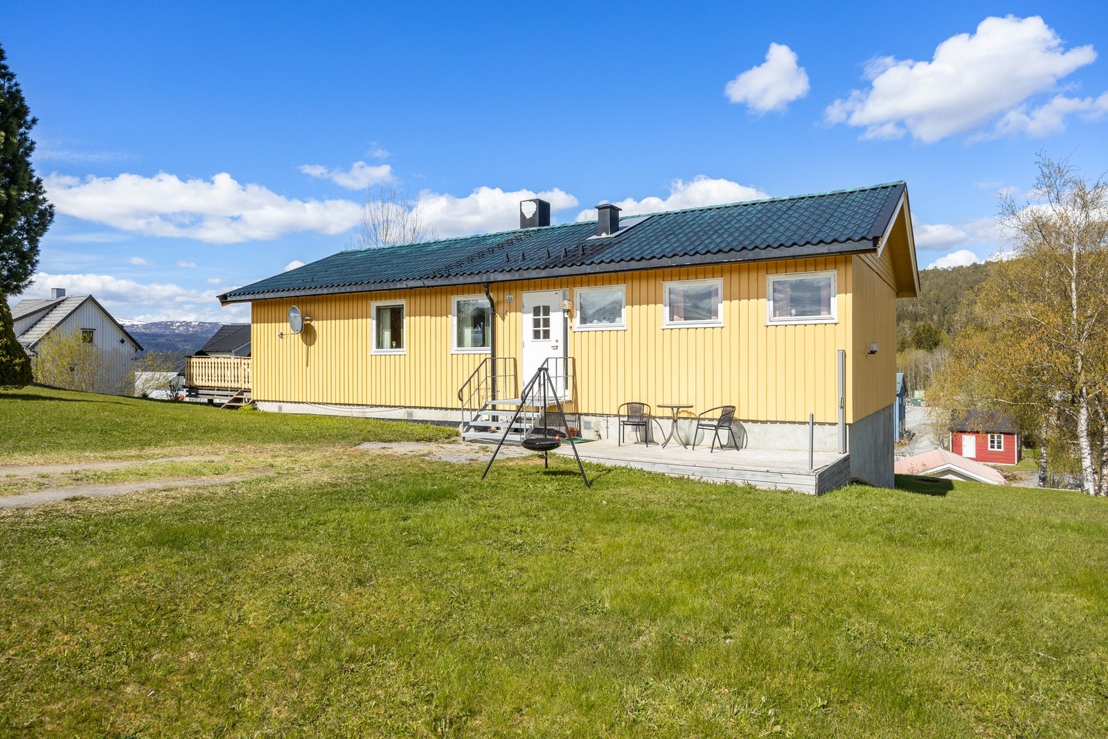 Inngangsparti for hoveddel. Trivelig markterrasse i tilknytning. Galleribilde