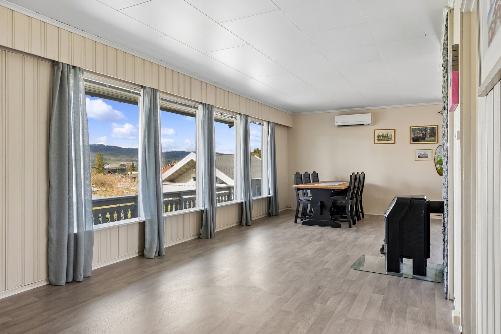 Lys stue med godt naturlig lysinnslipp fra vindusflatene. Galleribilde