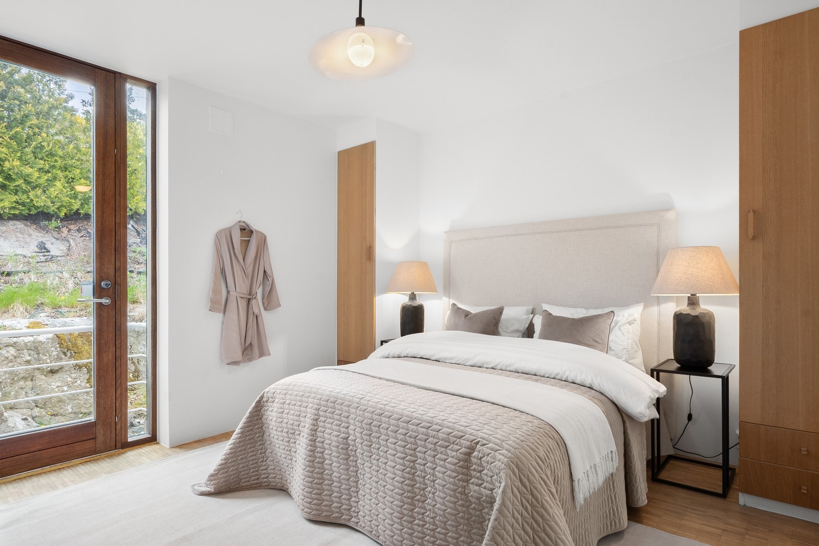 Hovedsoverom i 1. etasje. Med egen inngang til walk-in og baderom. Galleribilde