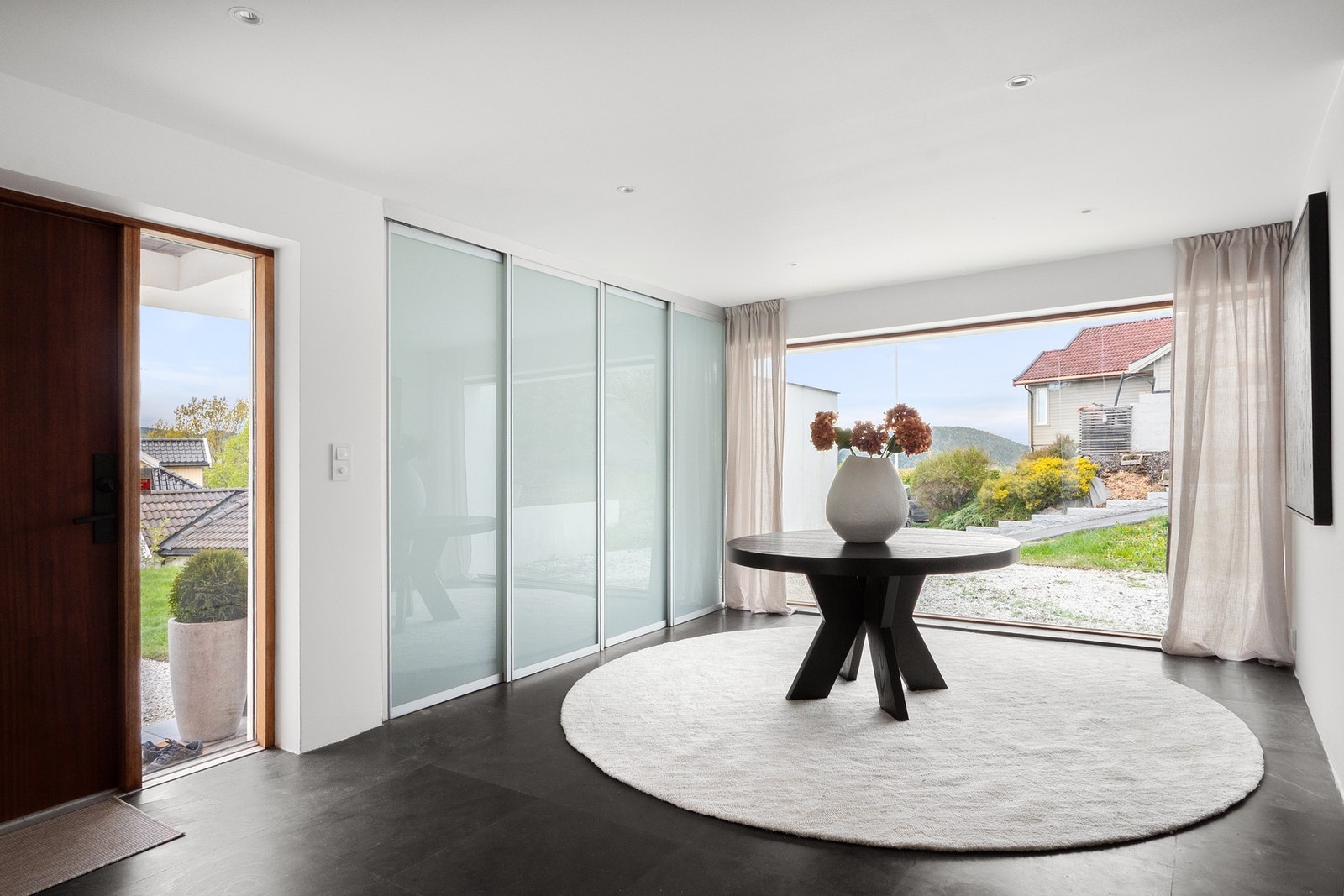 Luftig og innbydende hall med skyvedørsgarderobe. Galleribilde