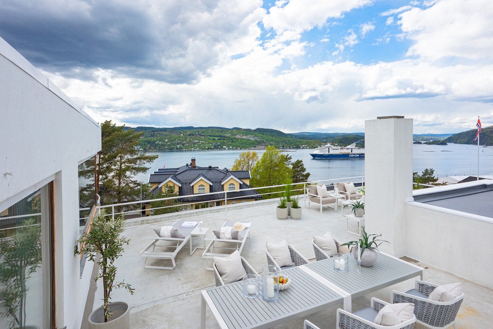 Idyllisk takterrasse med gode solforhold. Galleribilde