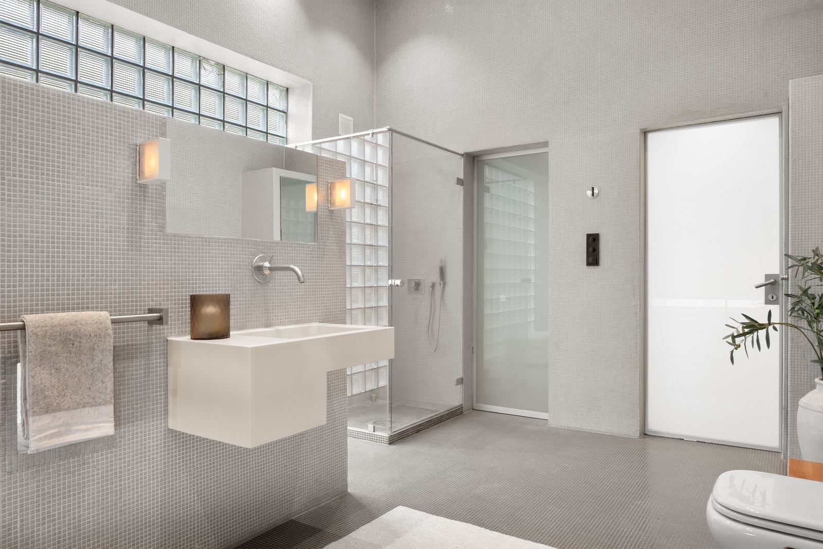 Badet er fra byggeår (2005) og er utført i et tidløst design. Viftene ble byttet i 2026. Galleribilde