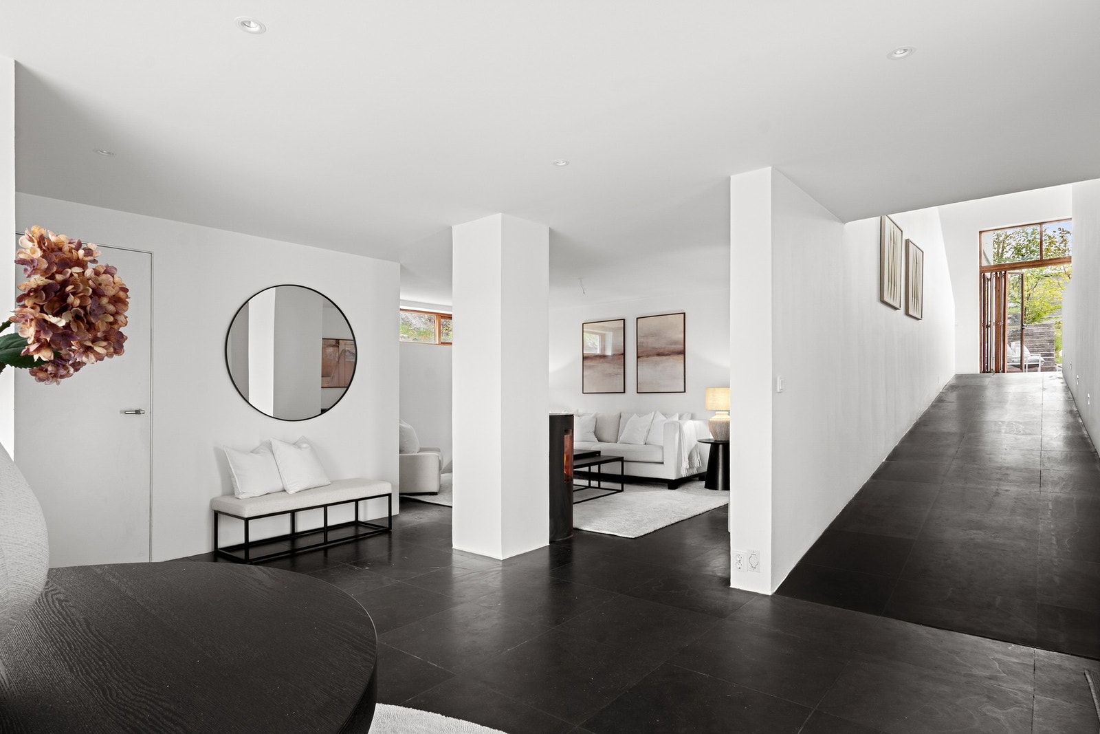 Himlingen er nedsenket med downlights som gir en subtil og jevn belysning. Galleribilde