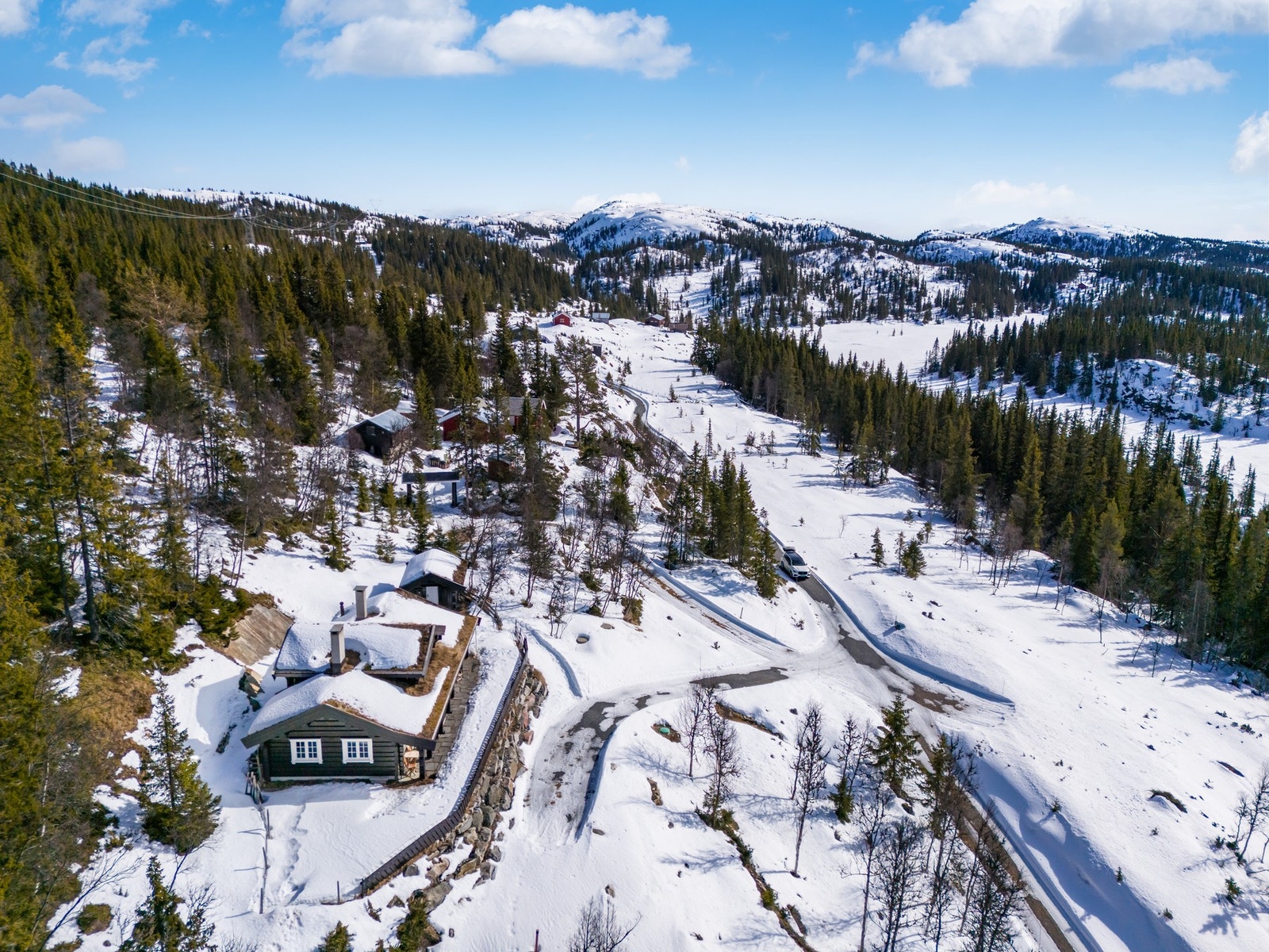 Bakerst midt i bildet er Lusfjell, til høyre Tjednsetfjellet. Galleribilde