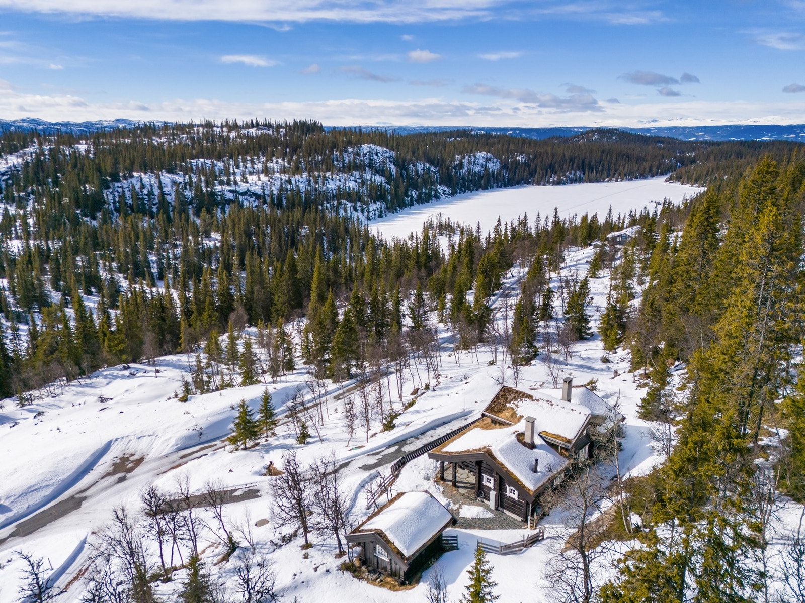 Skiløypa Tilifjell rundt passerer ca 250 nedenfor veien. I bildet ses også Kvitevatnet. Galleribilde