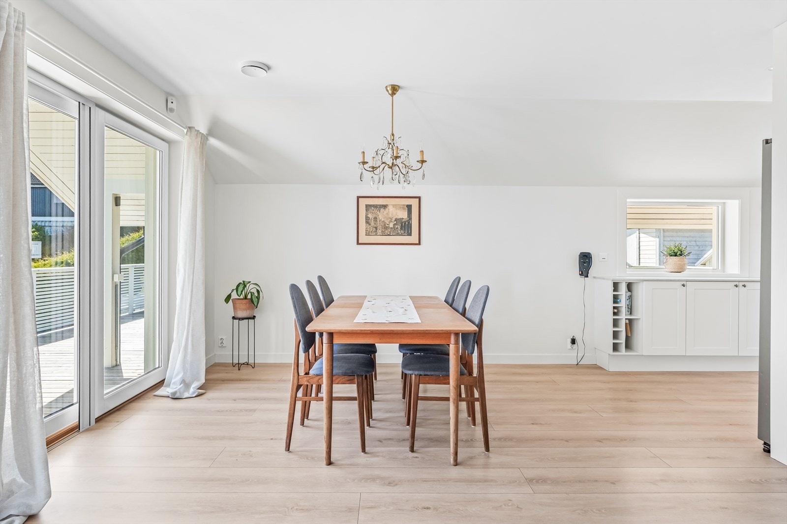 Lys og trivelig spisestue med utsyn mot hagen. Perfekt for både hverdagsmåltider og gjestebesøk. Galleribilde