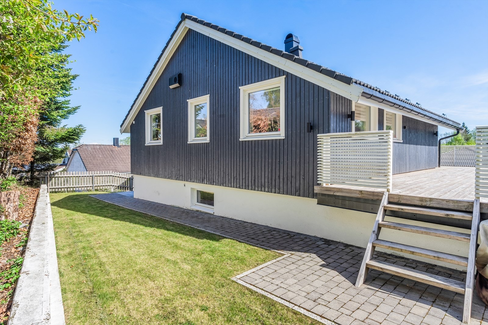 En trapp binder hage og terrassen sammen, perfekt for både to- og firbeinte. Galleribilde